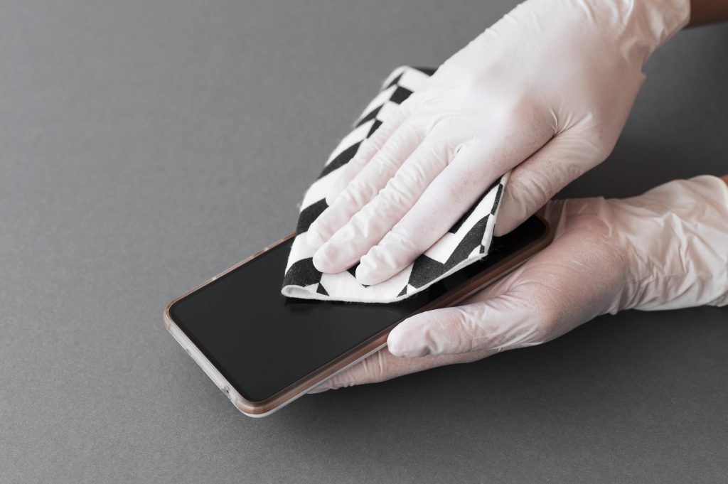 Como limpar e proteger a tela do seu celular
